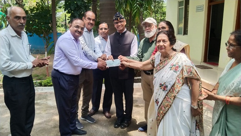 इंदौरः सेवानिवृत प्राध्यापक संगठन द्वारा सैनिकों के कल्याण के लिए दी गई डेढ़ लाख रुपये की सहयोग निधि इंदौरः सेवानिवृत प्राध्यापक संगठन द्वारा सैनिकों के कल्याण के लिए दी गई डेढ़ लाख रुपये की सहयोग निधि