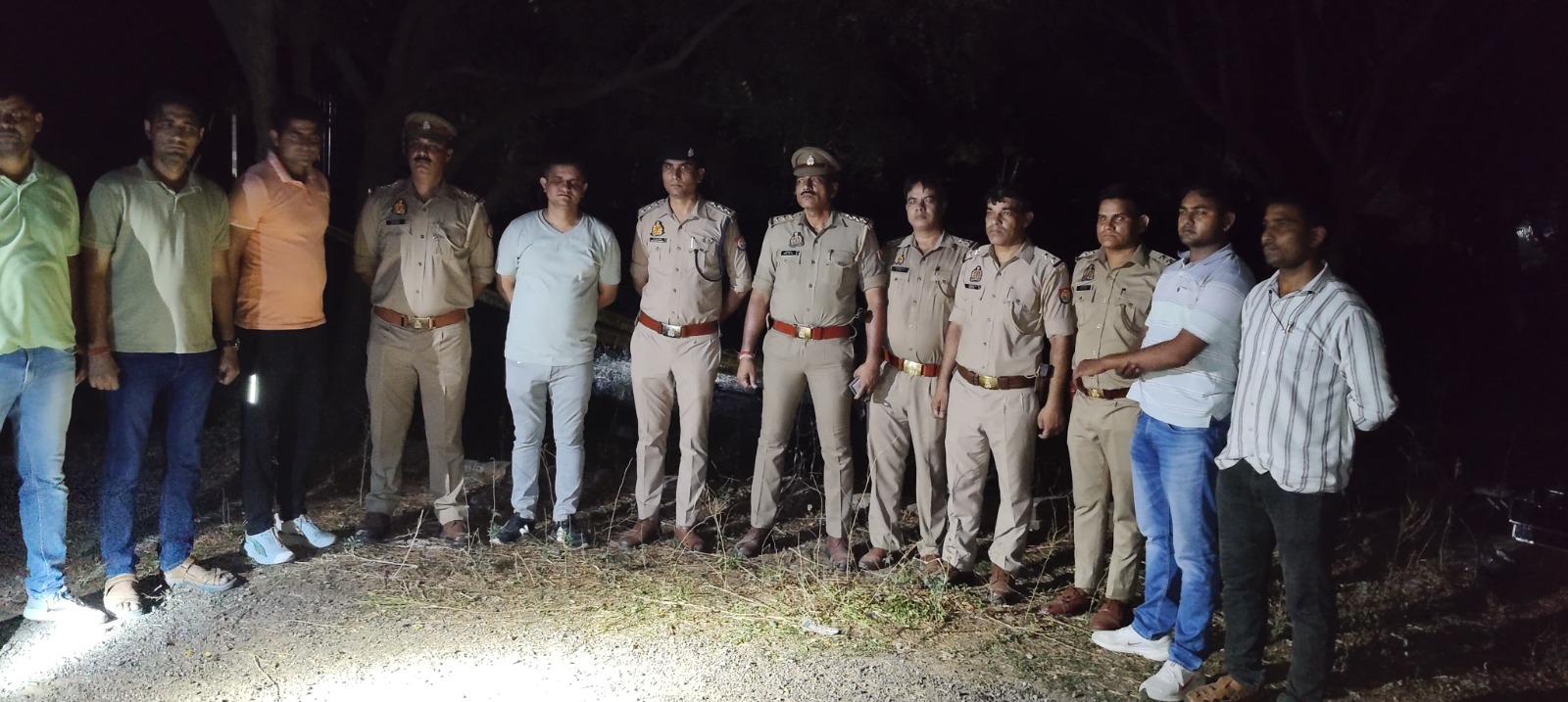 मौके पर मौजूद पुलिस टीम मौके पर मौजूद पुलिस टीम