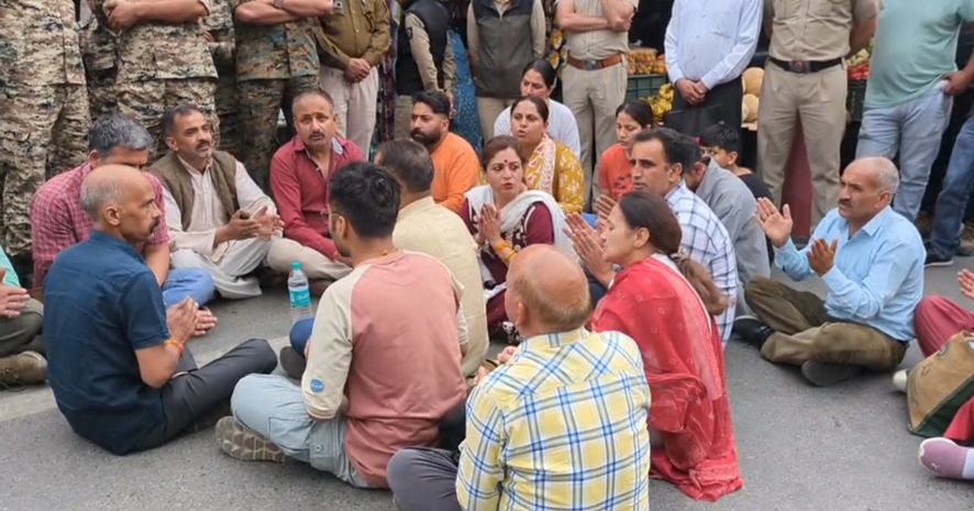 हनुमान चालीसा का पाठ करते हिन्दू संगठन