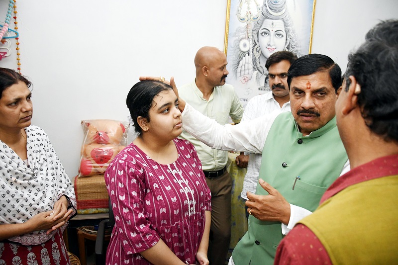 स्व. अनिल दुबे के परिजन से मिलकर व्यक्त कीं शोक संवेदनाएं स्व. अनिल दुबे के परिजन से मिलकर व्यक्त कीं शोक संवेदनाएं