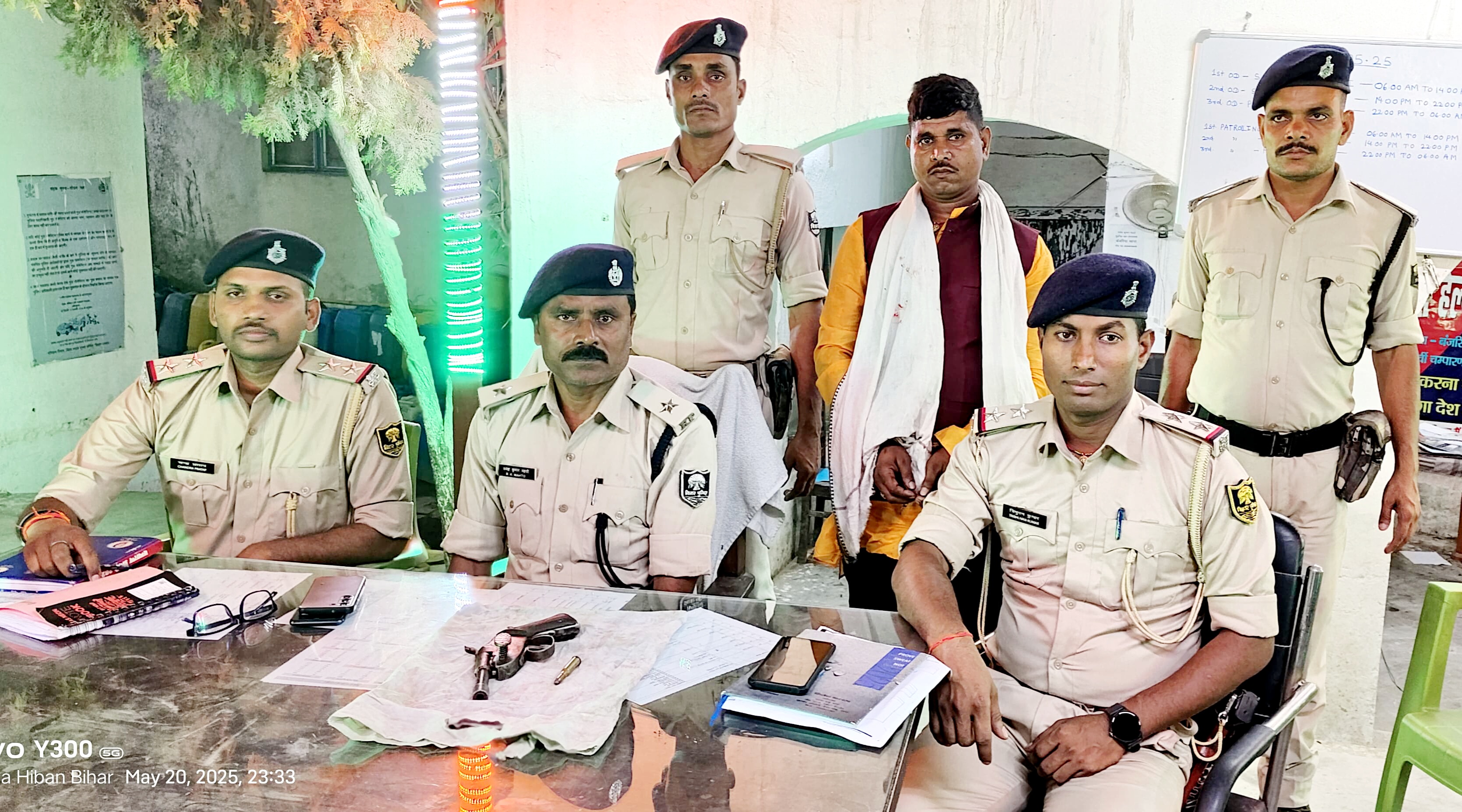 बरामद हथियार के साथ पुलिस गिरफ्त में आरोपी बरामद हथियार के साथ पुलिस गिरफ्त में आरोपी