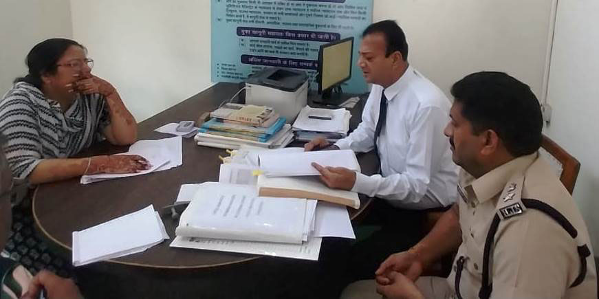 जेल लोक अदालत में केसों की सुनवाई करते न्यायाधीश। जेल लोक अदालत में केसों की सुनवाई करते न्यायाधीश।