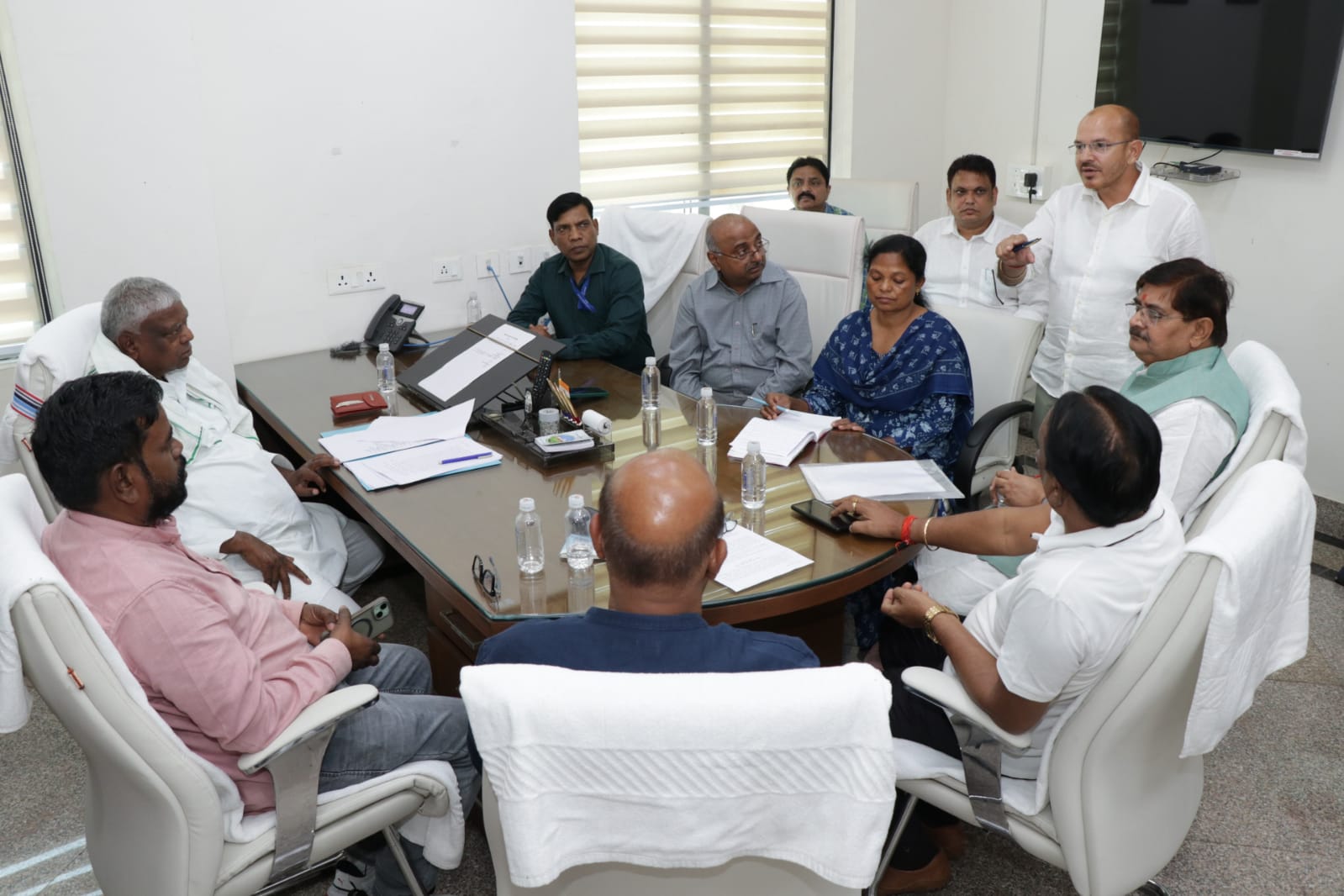 विधानसभा समिति की बैठक की तस्वीर विधानसभा समिति की बैठक की तस्वीर