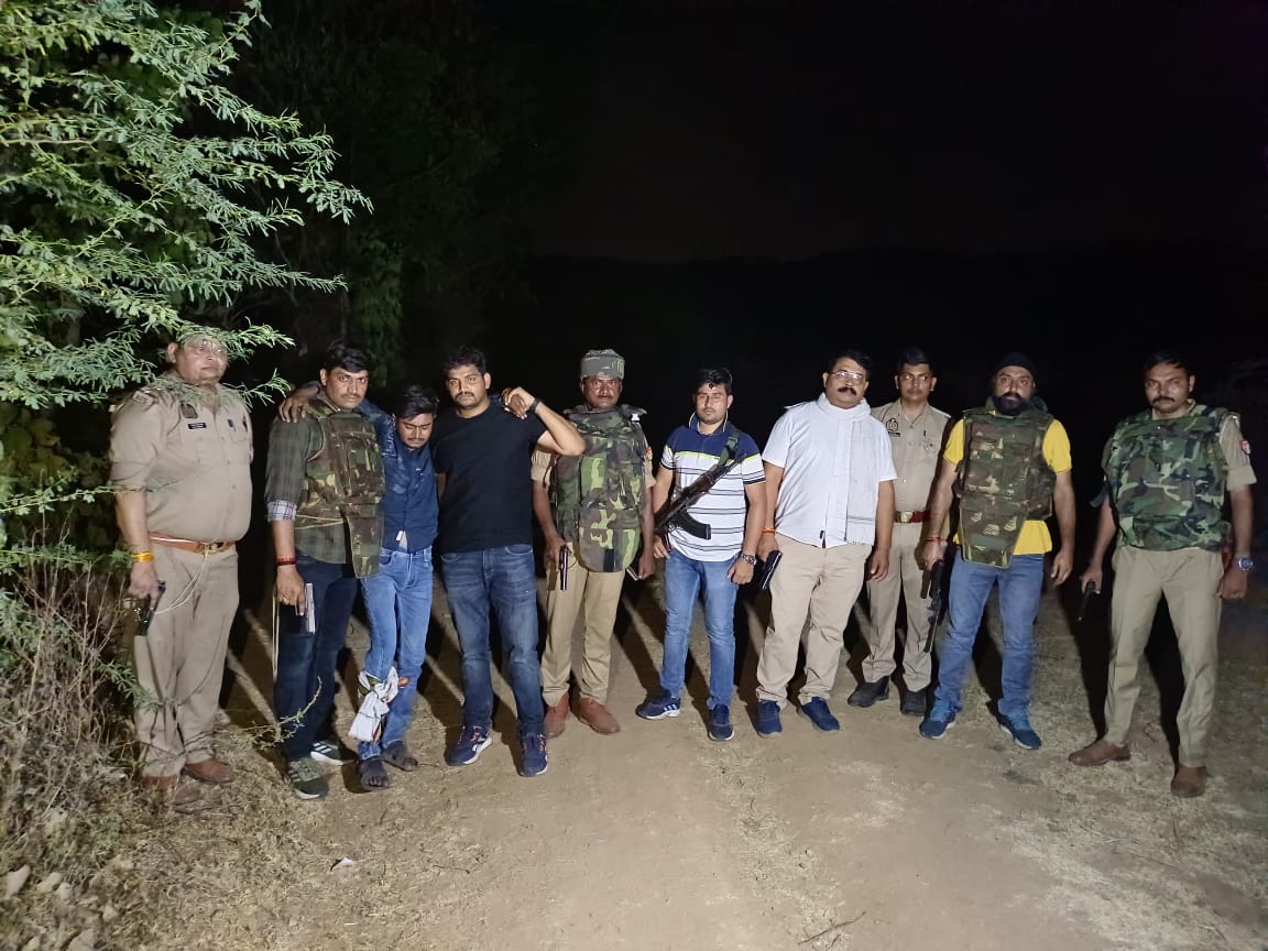 घायल बदमाश को उपचार को ले जाते पुलिस सिपाही घायल बदमाश को उपचार को ले जाते पुलिस सिपाही