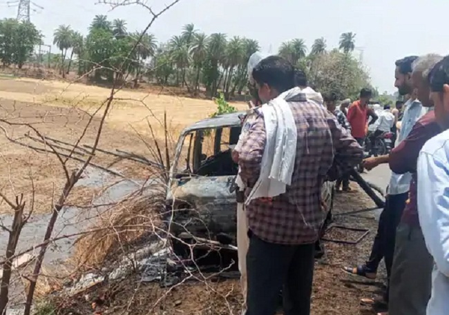 बीना के पास चलती वैन में लगी आग बीना के पास चलती वैन में लगी आग