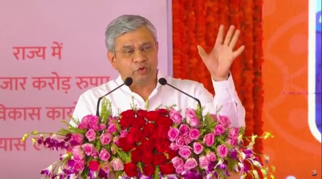 रेल मंत्री अश्विनी वैष्णव राजस्थान में भाषण देते हुए