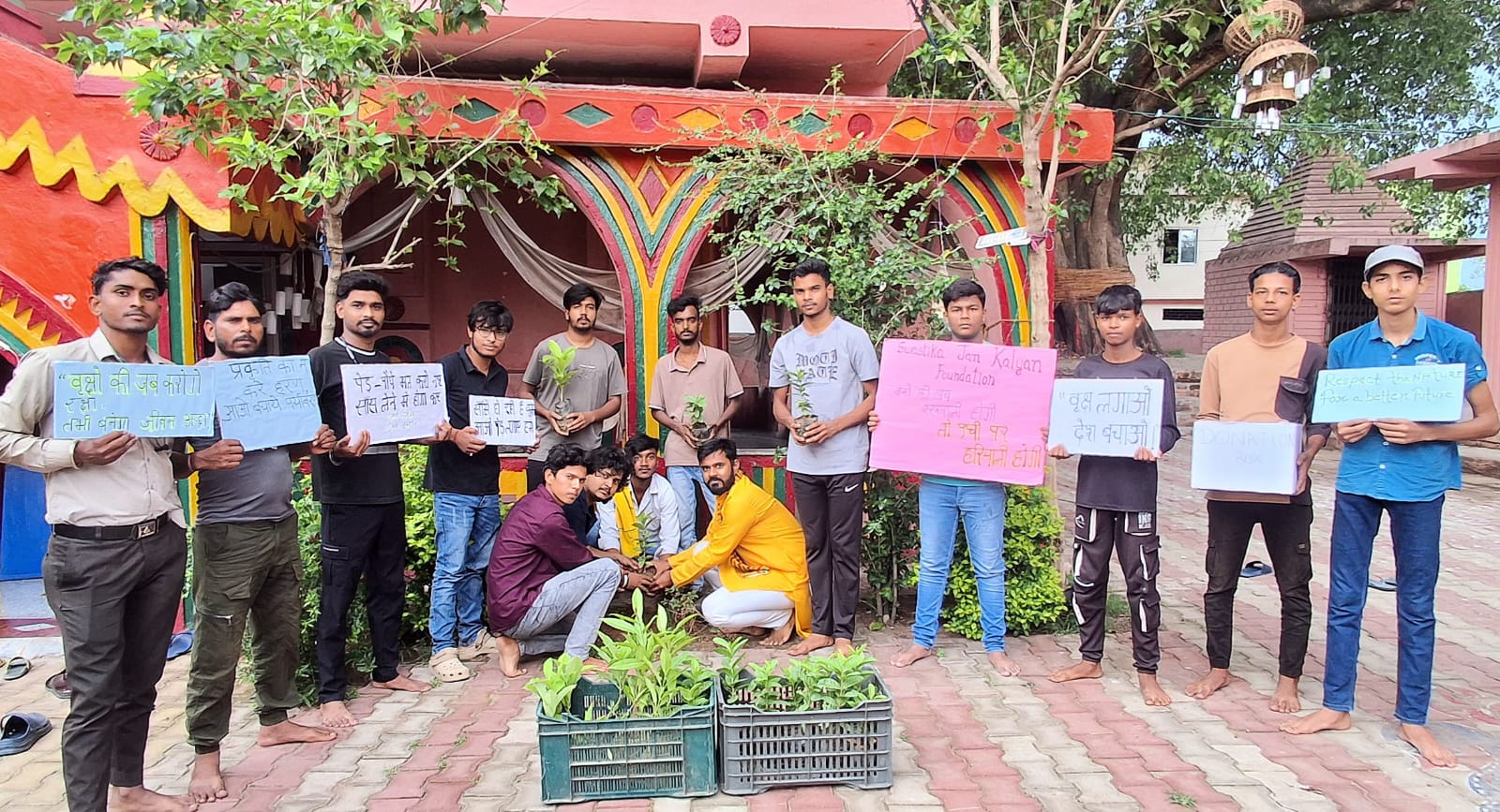 फाउंडेशन के सदस्य पौधरोपण करते हुए फाउंडेशन के सदस्य पौधरोपण करते हुए