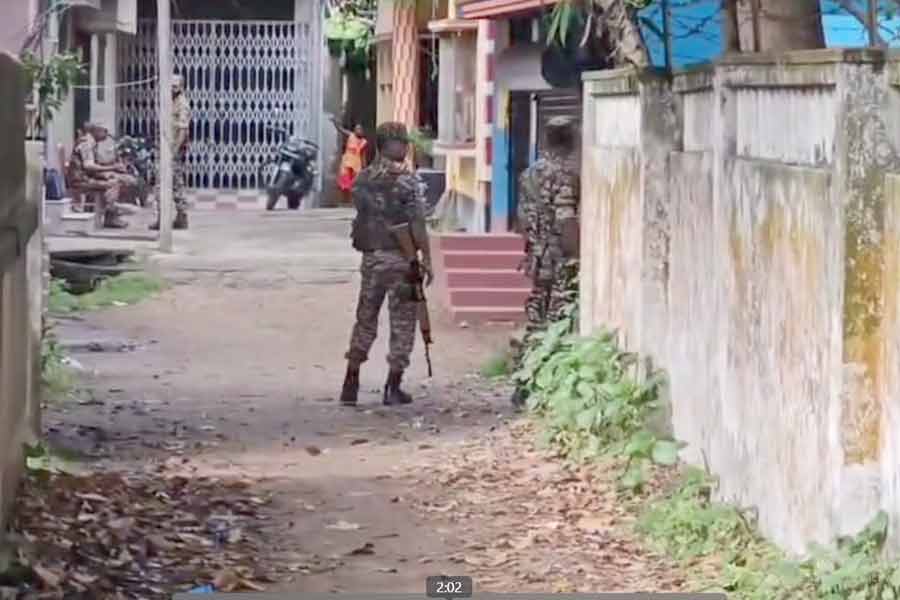 शेयर में निवेश के नाम पर धोखाधड़ी! आरामबाग में दफ्तरों, घरों और रिसॉर्ट पर ईडी की छापेमारी शेयर में निवेश के नाम पर धोखाधड़ी! आरामबाग में दफ्तरों, घरों और रिसॉर्ट पर ईडी की छापेमारी
