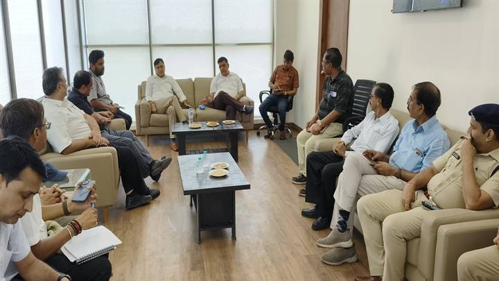 कलेक्टर संदीप कुमार माकिन एवं पुलिस अधीक्षक बीरेन्द्र कुमार मिश्रा ने संयुक्त रूप से जिलाधिकारियों को समस्त व्यवस्थाओं की तैयारियों कलेक्टर संदीप कुमार माकिन एवं पुलिस अधीक्षक बीरेन्द्र कुमार मिश्रा ने संयुक्त रूप से जिलाधिकारियों को समस्त व्यवस्थाओं की तैयारियों