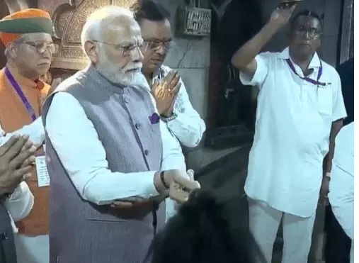 प्रधानमंत्री नरेन्द्र मोदी करणीमाता मंदिर में पूजा करते हुए। प्रधानमंत्री नरेन्द्र मोदी करणीमाता मंदिर में पूजा करते हुए।