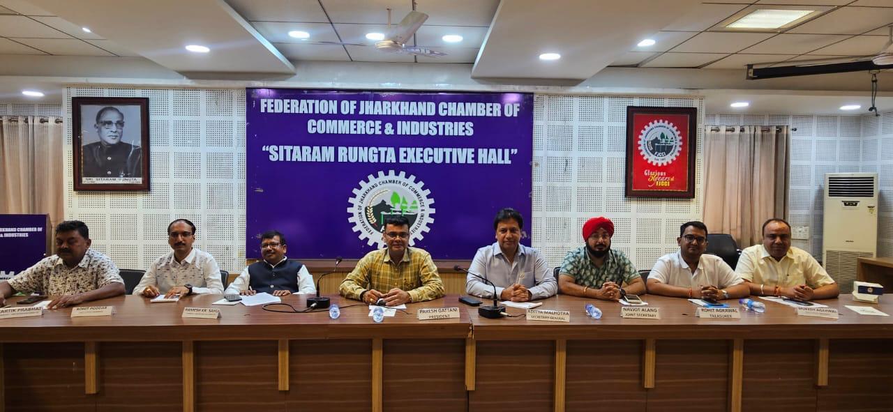 चेंबर की प्रेस वार्ता में मौजूद चेंबर के पदाधिकारी चेंबर की प्रेस वार्ता में मौजूद चेंबर के पदाधिकारी