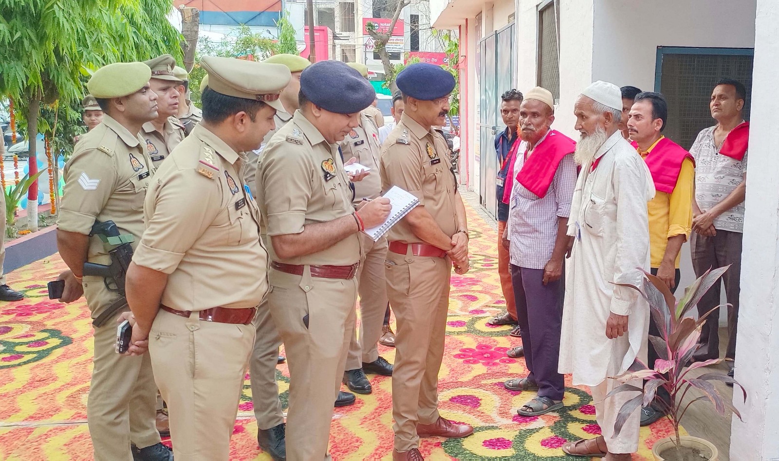 कटघर थाने का अर्धवार्षिक निरीक्षण करते पुलिस अधीक्षक नगर कुमार रणविजय सिंह। कटघर थाने का अर्धवार्षिक निरीक्षण करते पुलिस अधीक्षक नगर कुमार रणविजय सिंह।