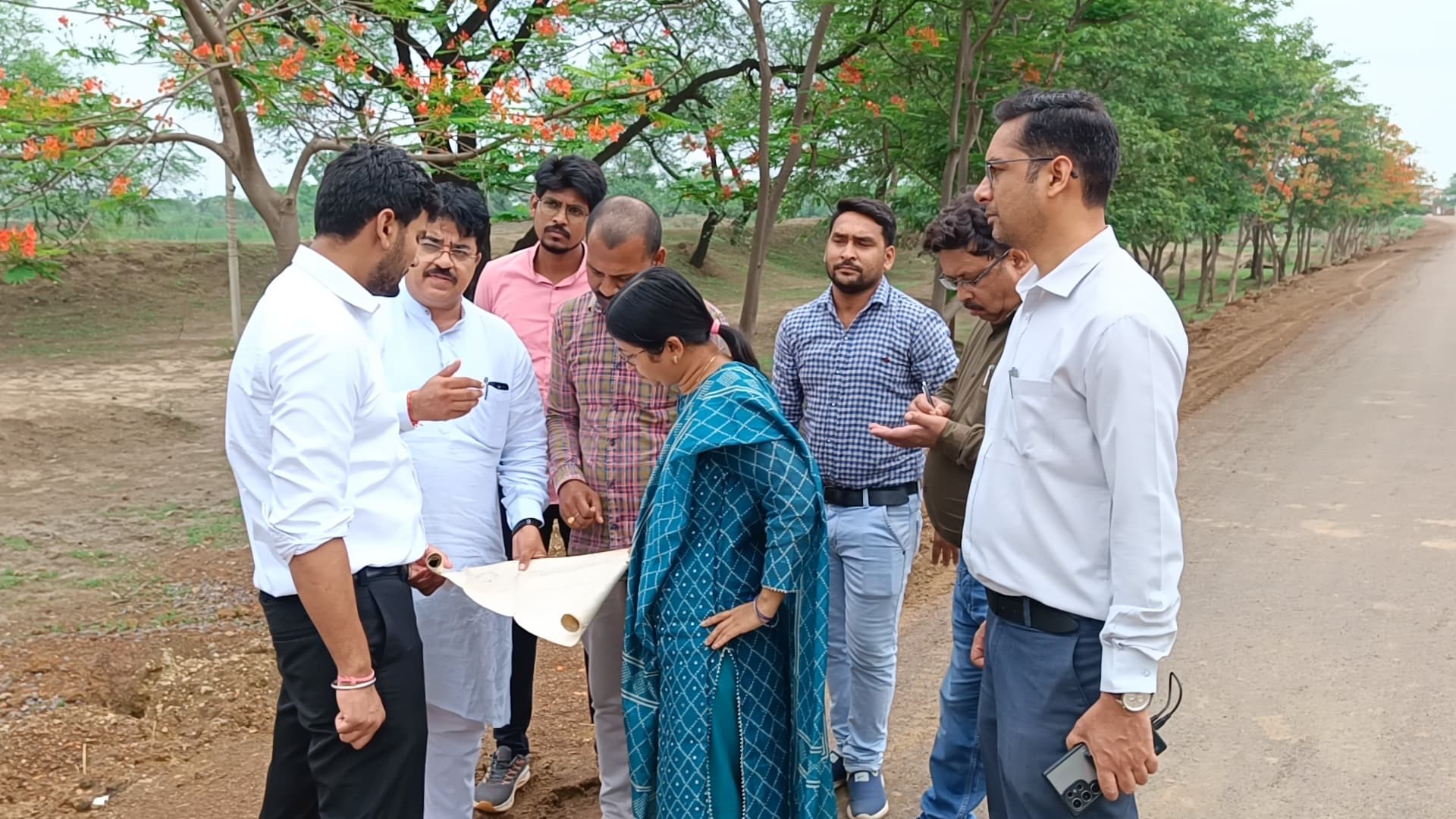ग्राम परेवाडीह में मेडिकल कालेज के लिए स्थल निरीक्षण करते हुए महापौर रामू रोहरा समेत अधिकारी। ग्राम परेवाडीह में मेडिकल कालेज के लिए स्थल निरीक्षण करते हुए महापौर रामू रोहरा समेत अधिकारी।