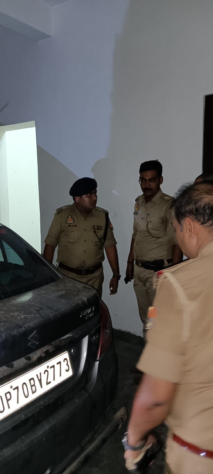 कार की छानबीन करते अफसर कार की छानबीन करते अफसर