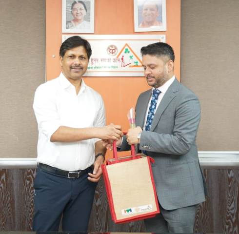 आईएफएस अधिकारियों काे साहित्य व प्रचार सामग्री देते हुए प्रमुख सचिव आईएफएस अधिकारियों काे साहित्य व प्रचार सामग्री देते हुए प्रमुख सचिव