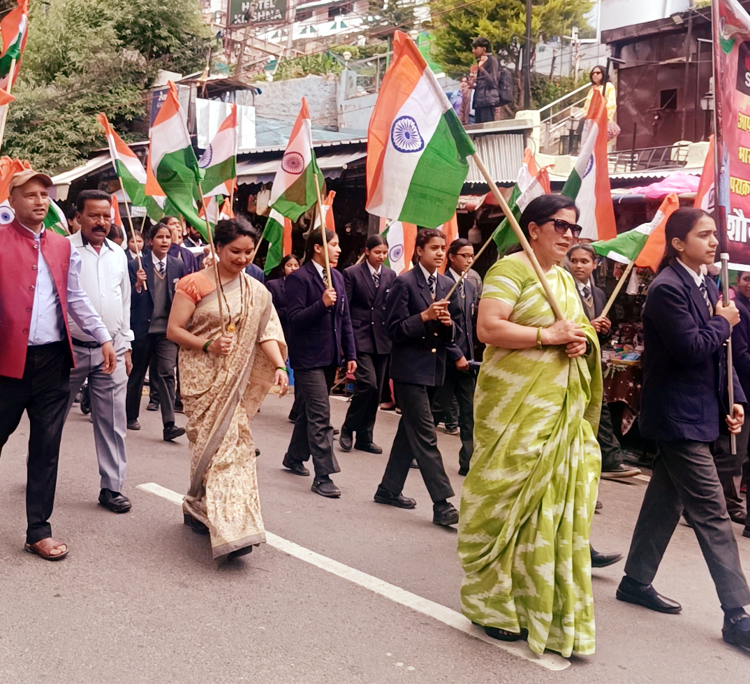 भाजपा द्वारा निकाली गयी तिरंगा यात्रा में शामिल छात्राएं एवं अन्य। भाजपा द्वारा निकाली गयी तिरंगा यात्रा में शामिल छात्राएं एवं अन्य।