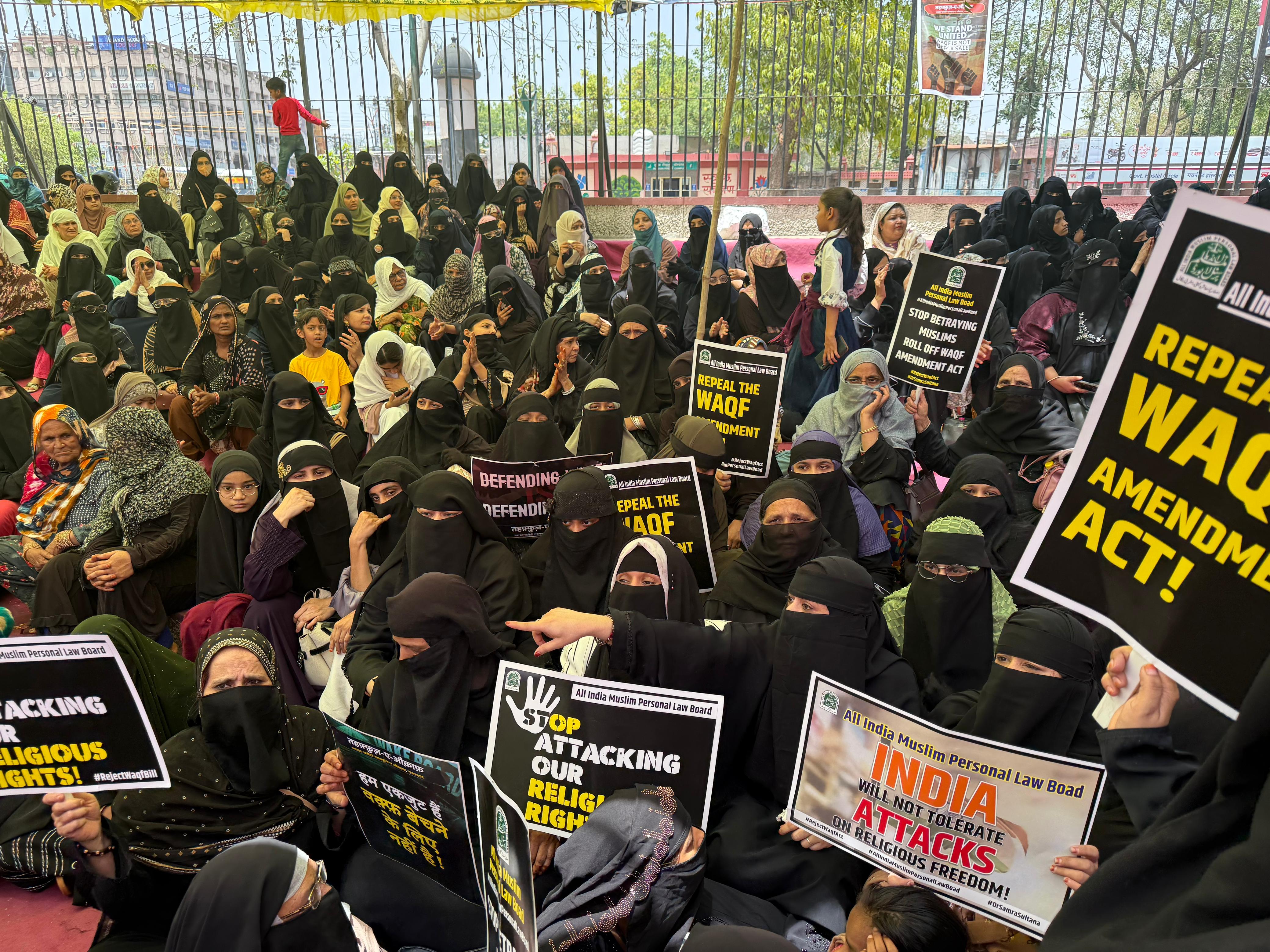 वक्फ संशोधन कानून वापस लेने की मांग को लेकर संख्या में मुस्लिम समाज के लोगों ने दिया सांकेतिक धरना वक्फ संशोधन कानून वापस लेने की मांग को लेकर संख्या में मुस्लिम समाज के लोगों ने दिया सांकेतिक धरना