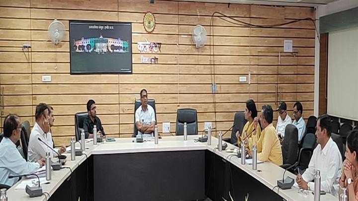 कलेक्टर आशीष सिंह ने ली प्रगति की समीक्षा बैठक कलेक्टर आशीष सिंह ने ली प्रगति की समीक्षा बैठक