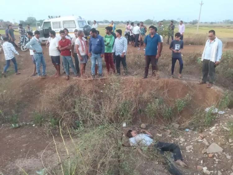 नहर किनारे मिली युवक की लाश