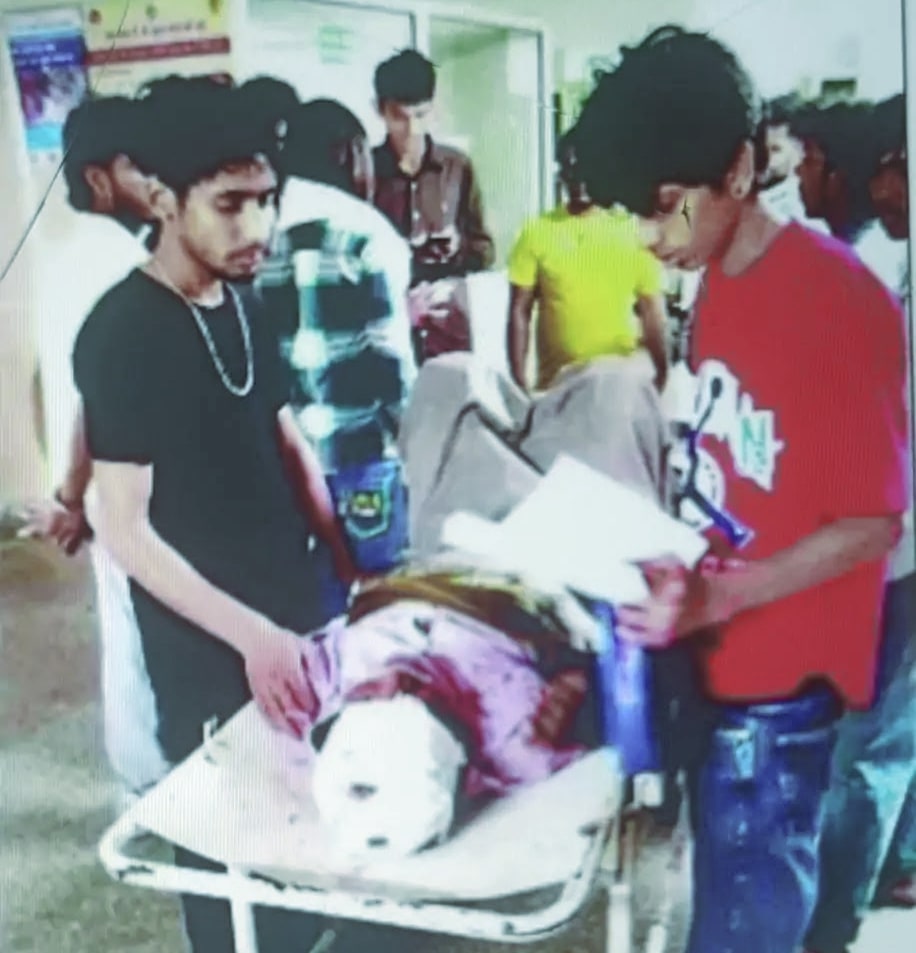 पानीपत में रात को आई तेज आंधी में घायलों को सिविल अस्पताल लाते परिजन पानीपत में रात को आई तेज आंधी में घायलों को सिविल अस्पताल लाते परिजन