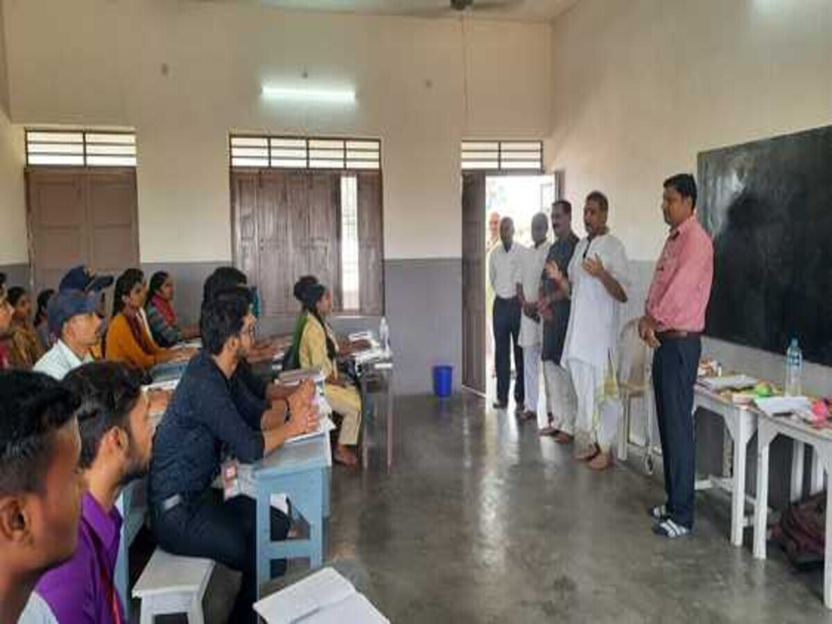 सस्कृत भारती की कक्षा की फाइल फोटो सस्कृत भारती की कक्षा की फाइल फोटो