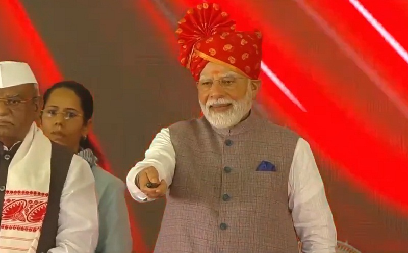 प्रधानमंत्री ने अमृत स्टेशनों का लोकार्पण करते हुए प्रधानमंत्री ने अमृत स्टेशनों का लोकार्पण करते हुए