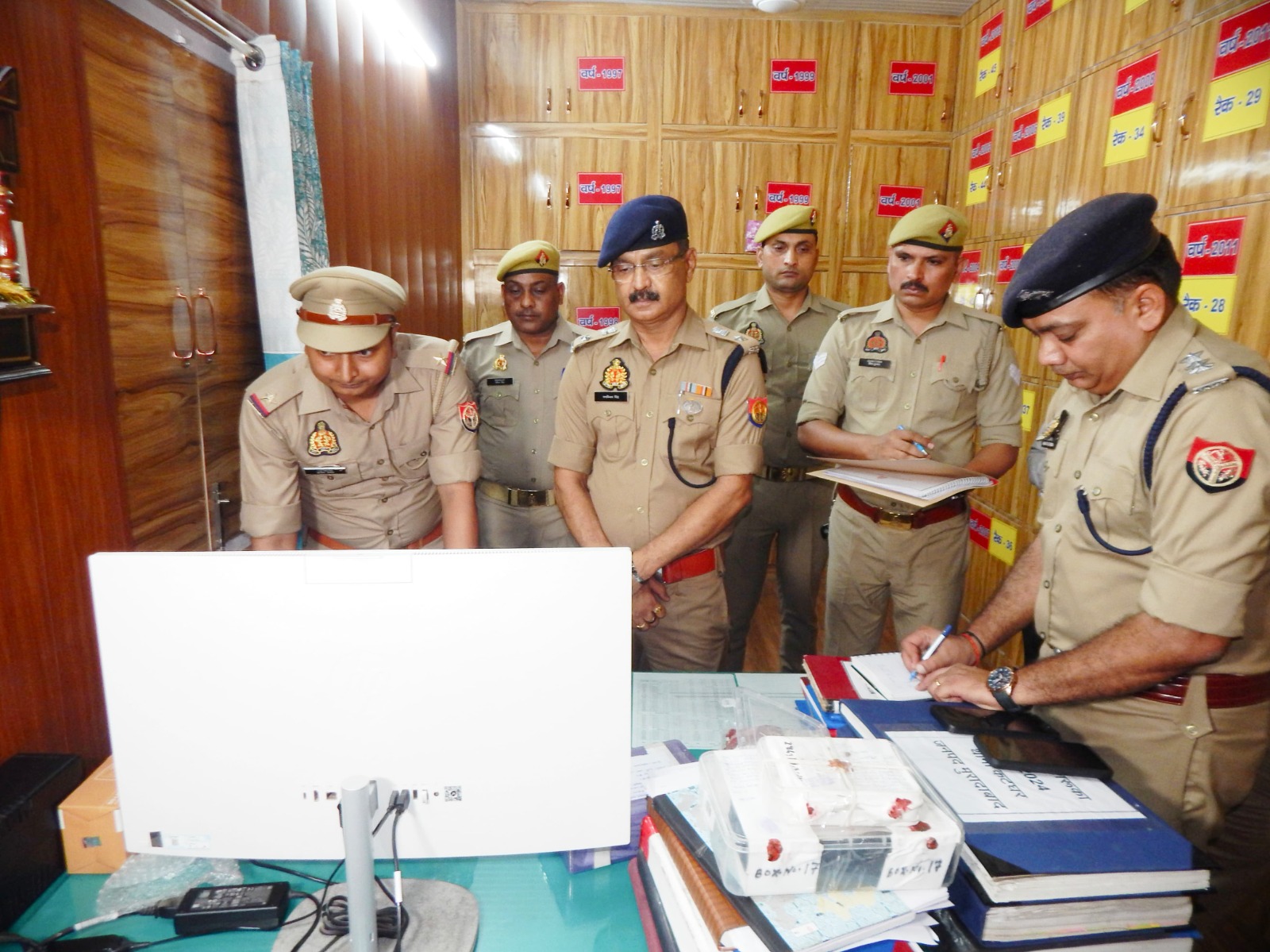कटघर थाने का अर्धवार्षिक निरीक्षण करते पुलिस अधीक्षक नगर कुमार रणविजय सिंह। कटघर थाने का अर्धवार्षिक निरीक्षण करते पुलिस अधीक्षक नगर कुमार रणविजय सिंह।