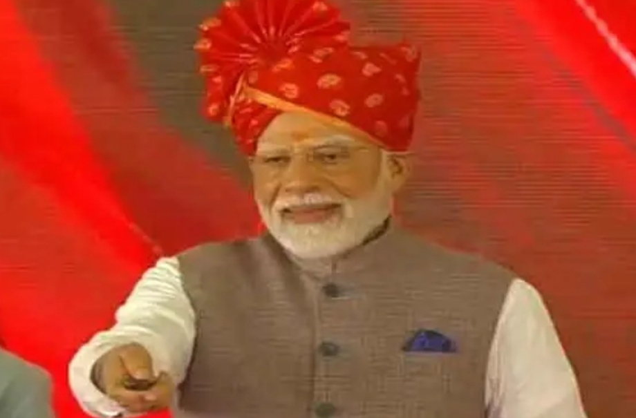 प्रधानमंत्री नरेंद्र मोदी उद्घाटन करते हुए
