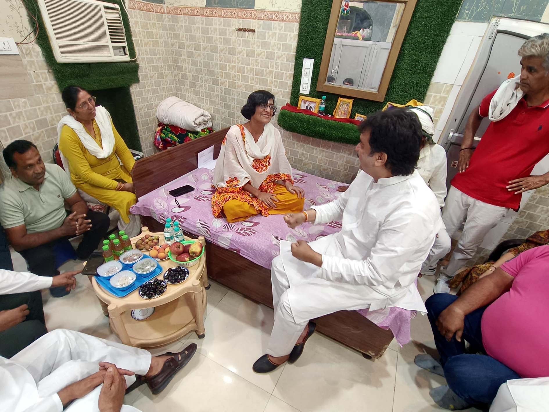 कार्यकर्ताओं से मिलते व उनकी कुशलक्षेम पूछते कुलदीप बिश्नोई।