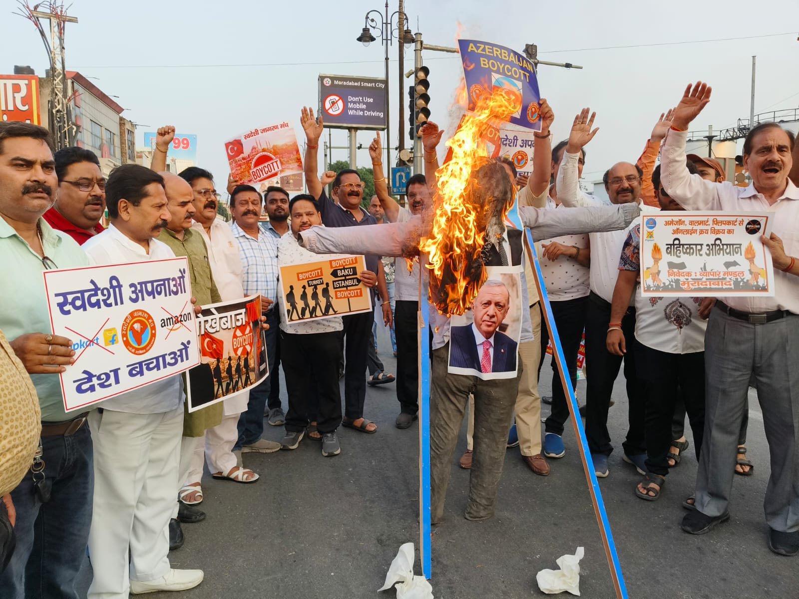 स्वदेशी जागरण मंच एवं जिले के विभिन्न व्यापार मंडलों ने फूंका तुर्की एवं अजरबैजान के राष्ट्रपति का पुतला स्वदेशी जागरण मंच एवं जिले के विभिन्न व्यापार मंडलों ने फूंका तुर्की एवं अजरबैजान के राष्ट्रपति का पुतला