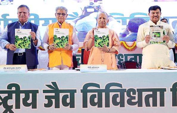 जैव विविधता संगोष्ठी में मुख्यमंत्री के साथ वन मंत्री डा. अरूण सक्सेना जैव विविधता संगोष्ठी में मुख्यमंत्री के साथ वन मंत्री डा. अरूण सक्सेना