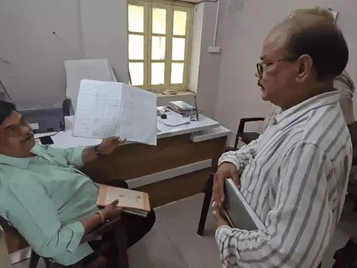 उदयपुर में वन मंत्री ने लगाई फटकार, बोले - खुद का घर है क्या जो मनमर्जी चला रहे हो उदयपुर में वन मंत्री ने लगाई फटकार, बोले - खुद का घर है क्या जो मनमर्जी चला रहे हो