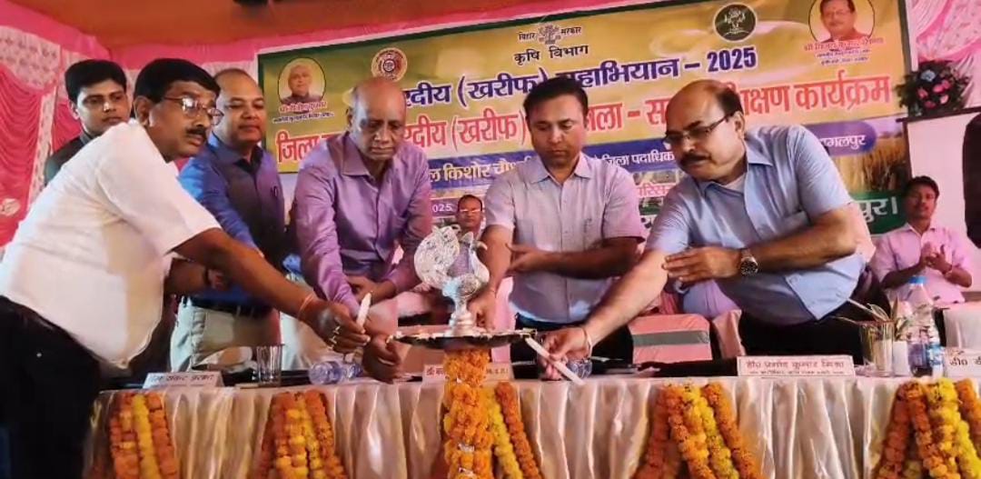 उद्घाटन करते अतिथि उद्घाटन करते अतिथि