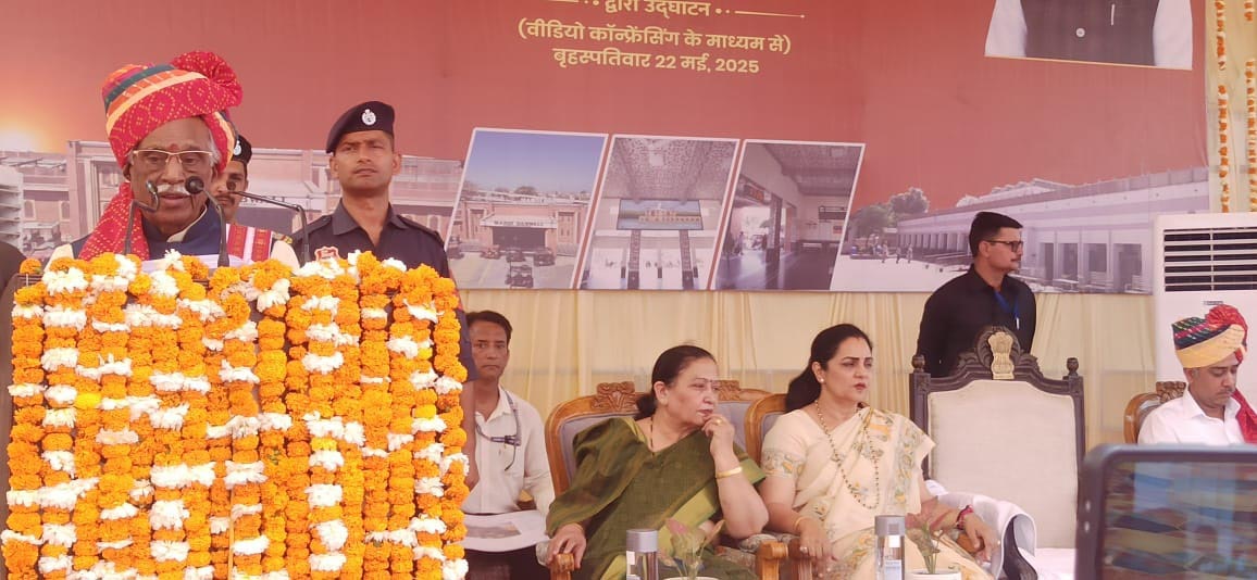मंडी डबवाली रेलवे स्टेशन पर आयोजित कार्यक्रम को संबोधित करते हरियाणा के राज्यपाल। मंडी डबवाली रेलवे स्टेशन पर आयोजित कार्यक्रम को संबोधित करते हरियाणा के राज्यपाल।