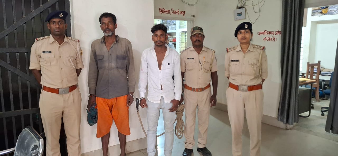 अररिया फोटो:गिरफ्तार दोनों आरोपित फारबिसगंज थाना में