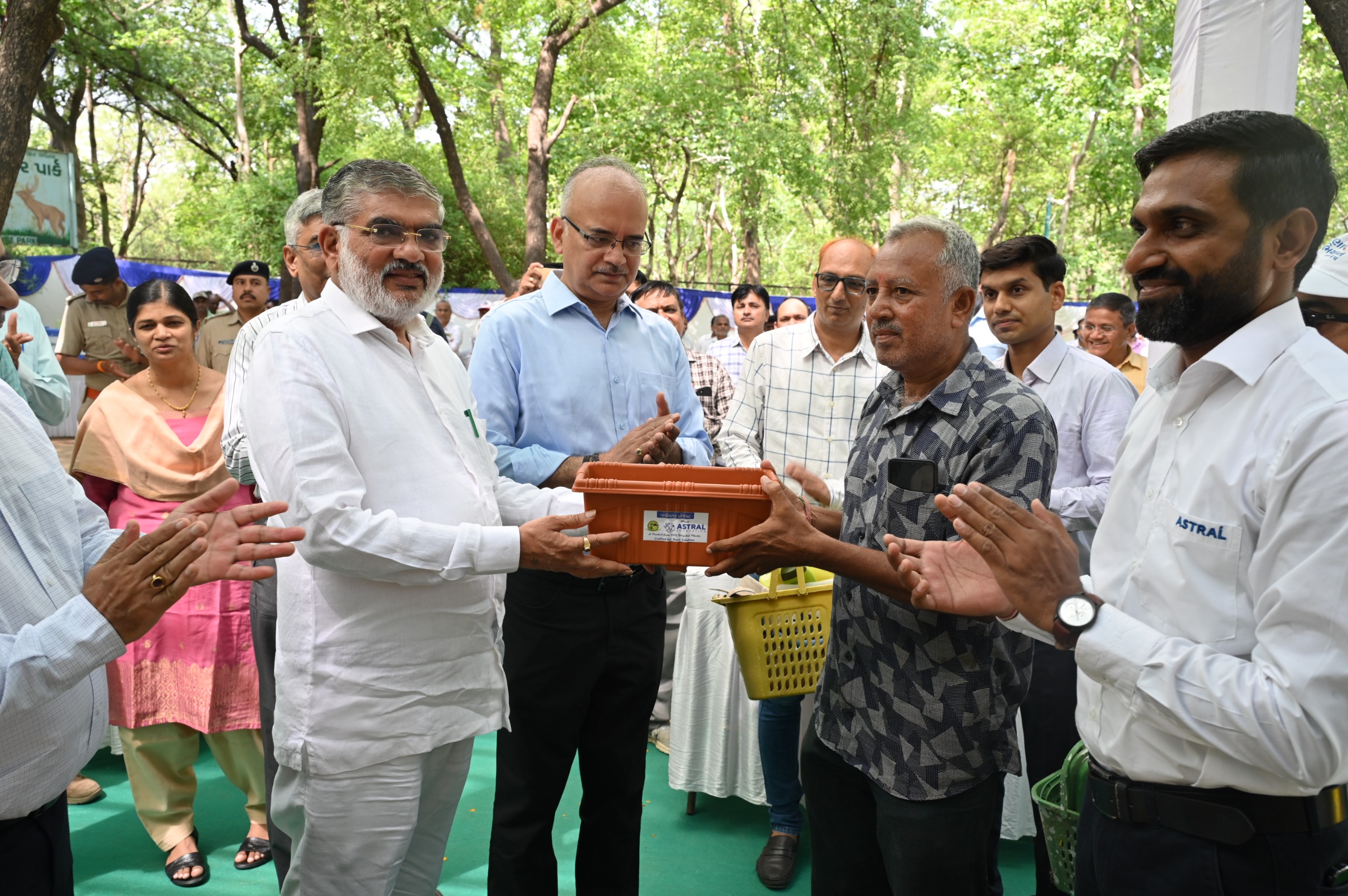इंद्रोड़ा प्रकृति अभियान-गांधीनगर में प्लास्टिक संग्रहण केंद्र का भी शुभारंभ मौके पर वेस्ट प्लास्टिक के बदले गमला प्रदान करते वन एवं पर्यावरण मंत्री मुलूभाई बेरा। इंद्रोड़ा प्रकृति अभियान-गांधीनगर में प्लास्टिक संग्रहण केंद्र का भी शुभारंभ मौके पर वेस्ट प्लास्टिक के बदले गमला प्रदान करते वन एवं पर्यावरण मंत्री मुलूभाई बेरा।