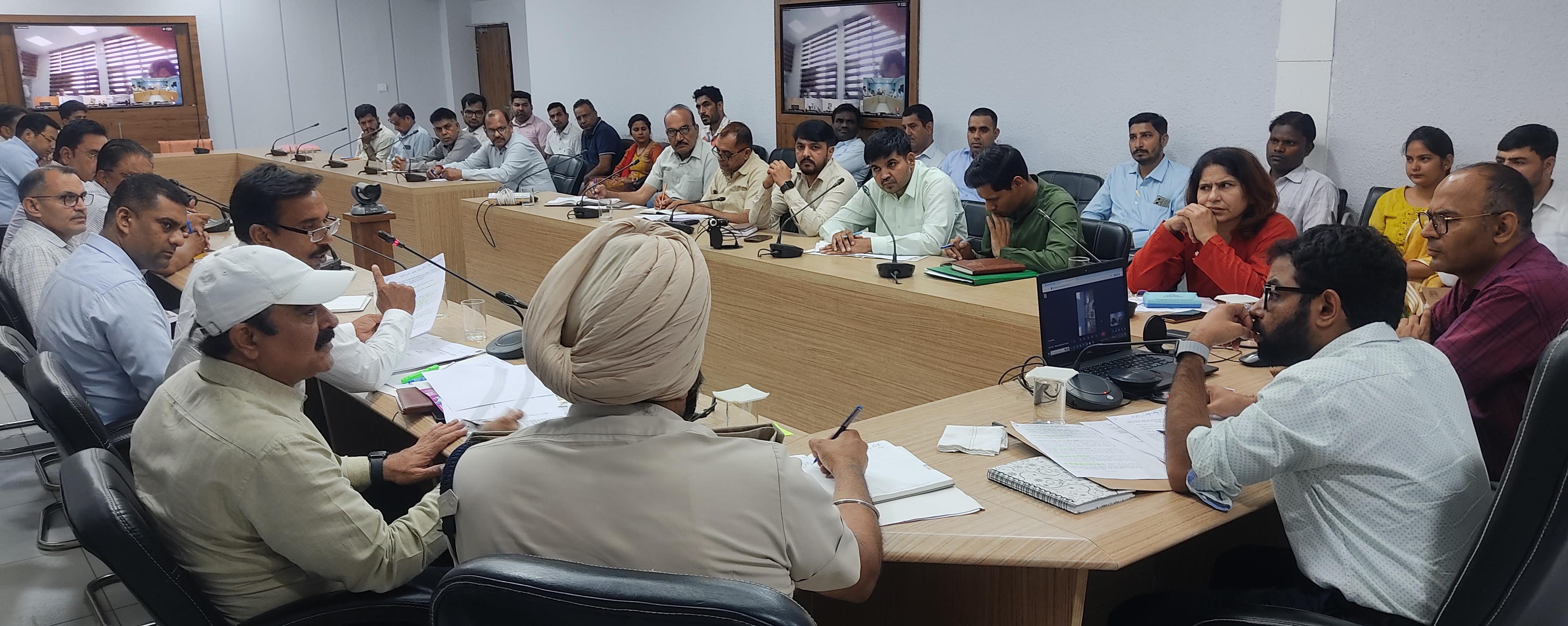 योग दिवस को लेकर अधिकारियों की बैठक लेते एडीसी। योग दिवस को लेकर अधिकारियों की बैठक लेते एडीसी।