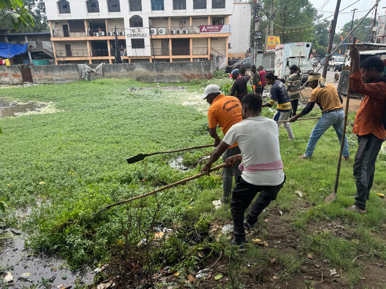 सफाई कार्य में लगे कर्मचारी सफाई कार्य में लगे कर्मचारी