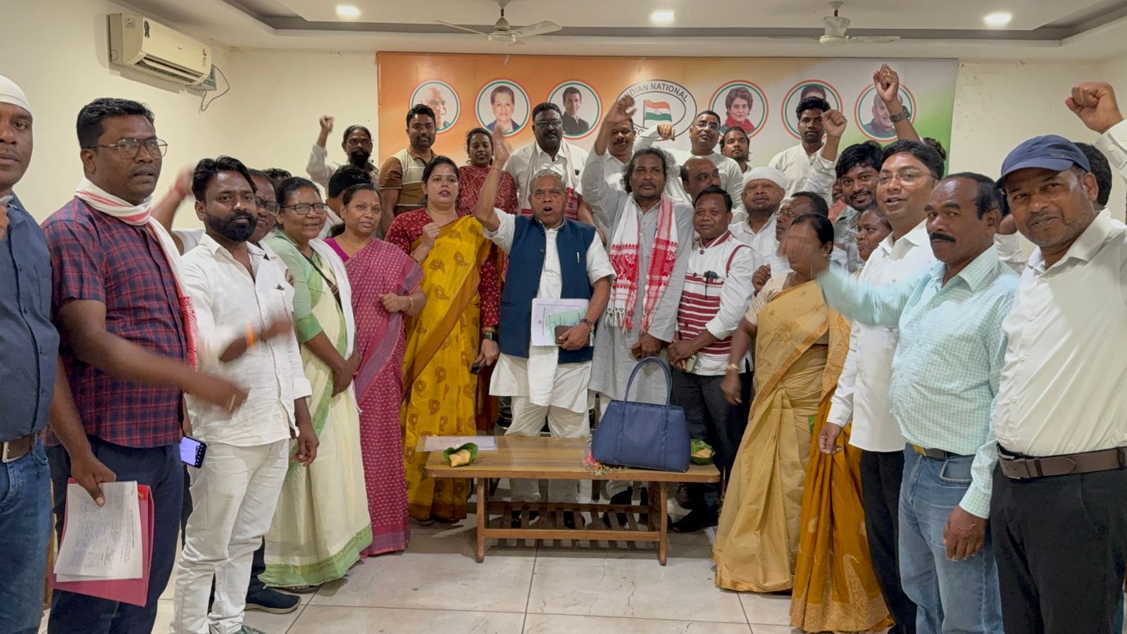 कांग्रेस पार्टी की बैठक में मौजूद नेताओं की तस्वीर कांग्रेस पार्टी की बैठक में मौजूद नेताओं की तस्वीर