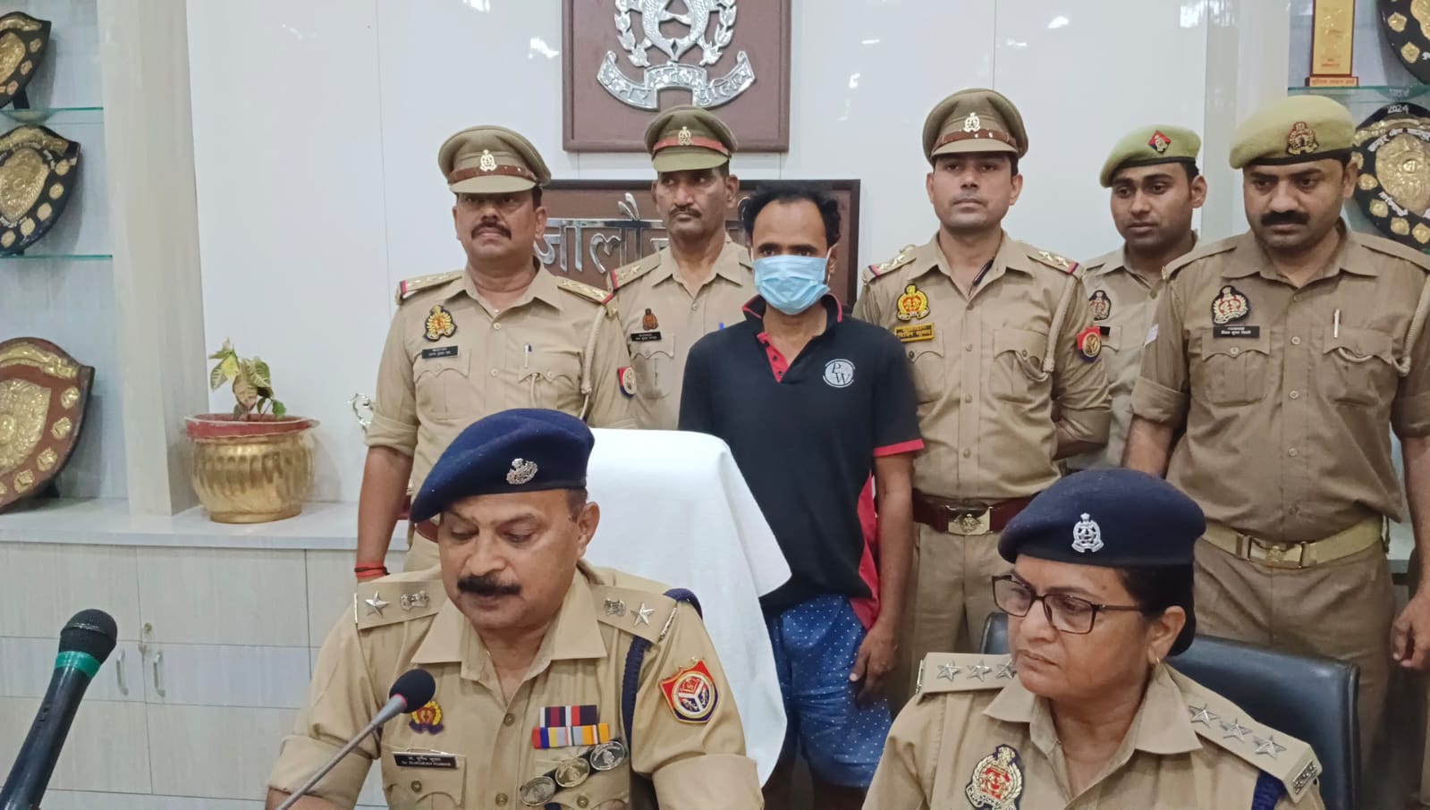 खुलासा करती पुलिस खुलासा करती पुलिस
