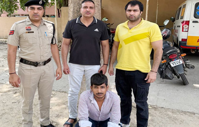 सोनीपत:अवैध हथियार के आरोप में गिरफ्तार सोनीपत:अवैध हथियार के आरोप में गिरफ्तार