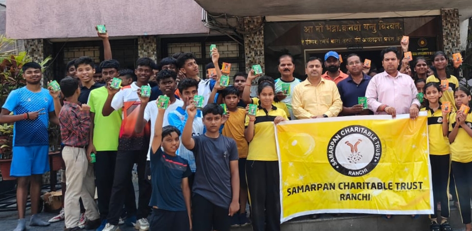 खिलाडियों में ग्लूकॉन डी बांटते ट्रस्ट के सदस्य खिलाडियों में ग्लूकॉन डी बांटते ट्रस्ट के सदस्य