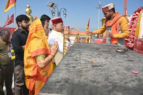 राज्यपाल शिकारी माता मंदिर में दर्शन करते हुए राज्यपाल शिकारी माता मंदिर में दर्शन करते हुए
