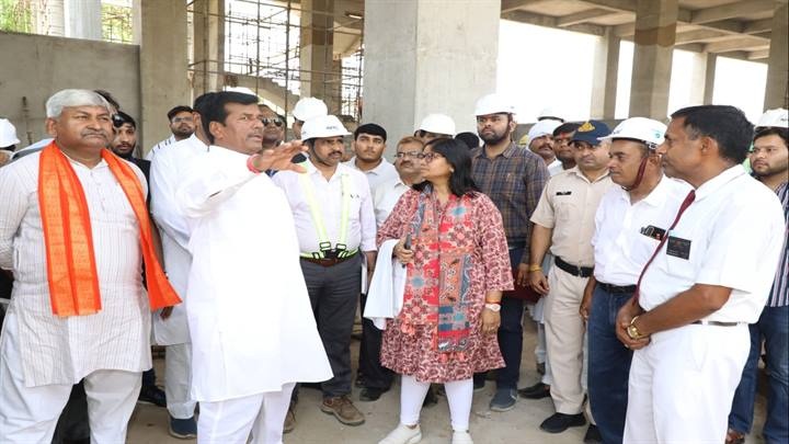 रेलवे स्टेशन में चल रहे निर्माण कार्य का अवलोकन