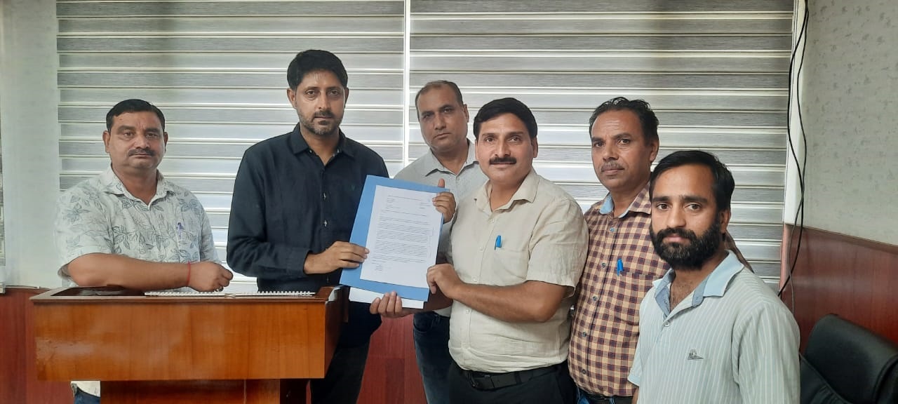 एबीआरएसएम प्रतिनिधिमंडल ने जम्मू स्कूल शिक्षा निदेशक से मुलाकात की, शिक्षण समुदाय के प्रमुख मुद्दे उठाए एबीआरएसएम प्रतिनिधिमंडल ने जम्मू स्कूल शिक्षा निदेशक से मुलाकात की, शिक्षण समुदाय के प्रमुख मुद्दे उठाए