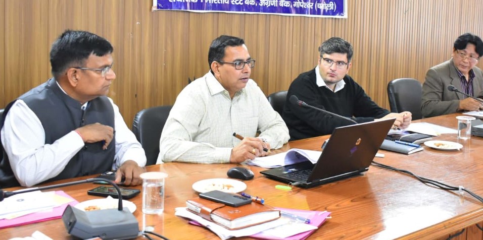 गोपेश्वर में जिला स्तरीय पुनरीक्षण की बैठक में मौजूद डीएम व अन्य। गोपेश्वर में जिला स्तरीय पुनरीक्षण की बैठक में मौजूद डीएम व अन्य।