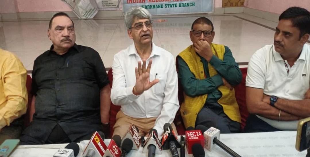 मामले की जानकारी देते आईएमए के सदस्य मामले की जानकारी देते आईएमए के सदस्य