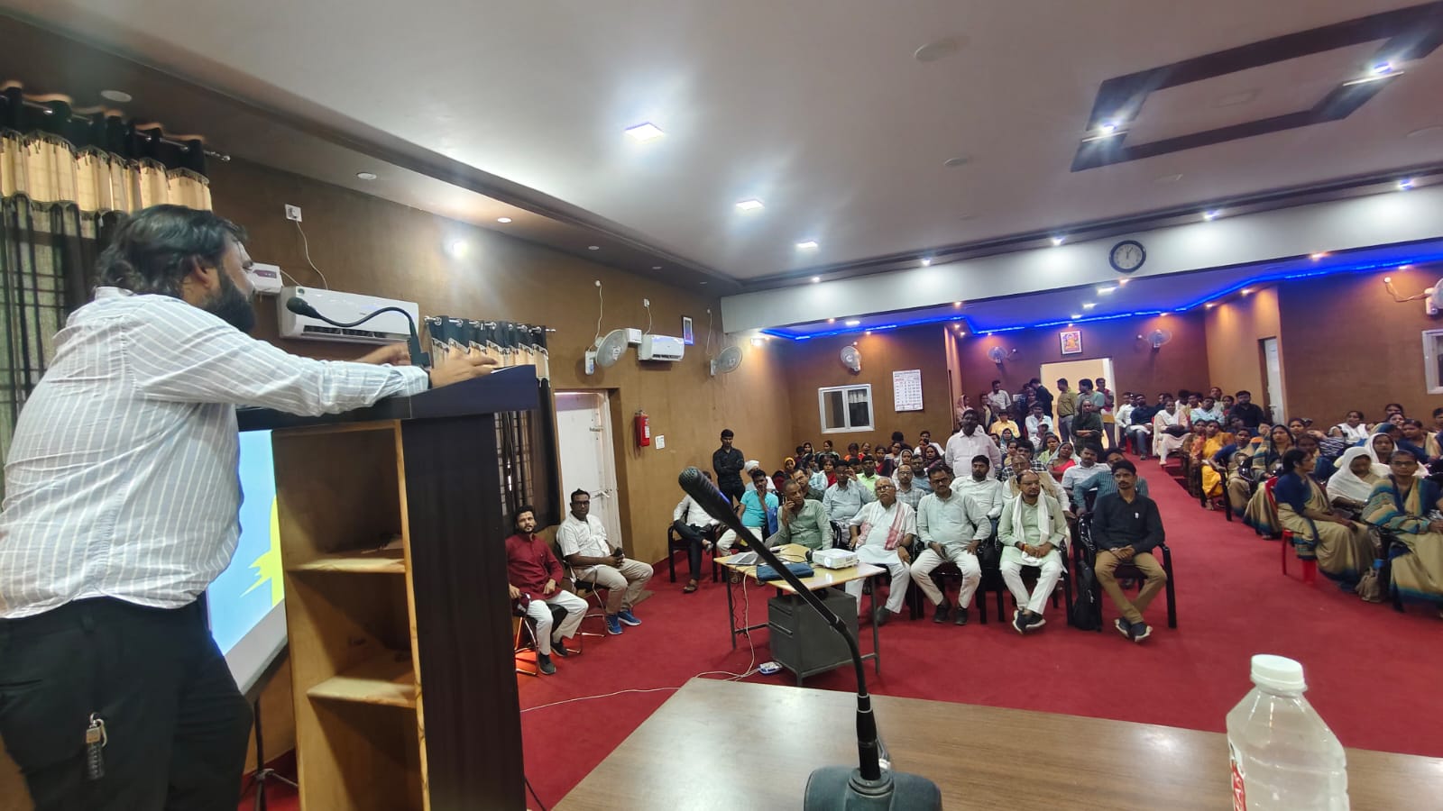 मुख्यमंत्री युवा स्वरोजगार योजना और ओडीओपी टूलकिट योजना की जानकारी देते अधिकारी। मुख्यमंत्री युवा स्वरोजगार योजना और ओडीओपी टूलकिट योजना की जानकारी देते अधिकारी।