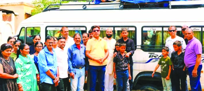 भूपतवाला क्षेत्र में धंसा टेम्पो टेªवलर भूपतवाला क्षेत्र में धंसा टेम्पो टेªवलर