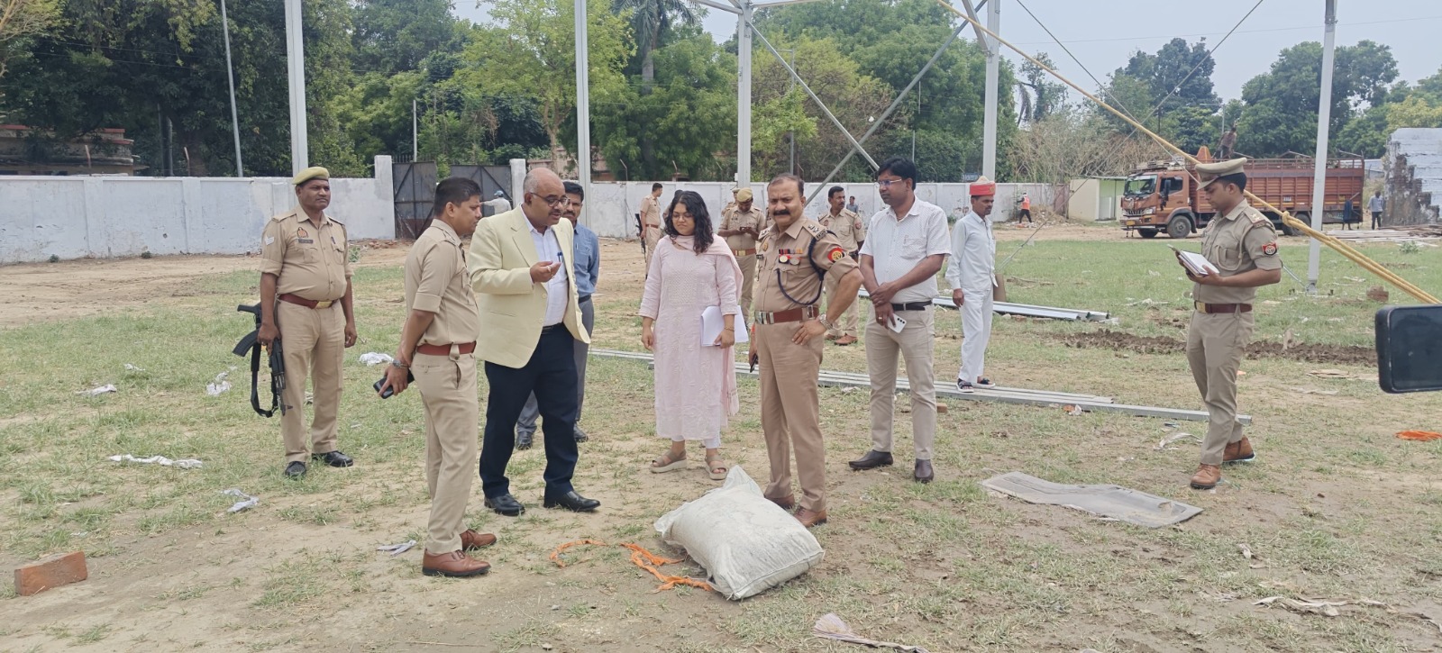 निरीक्षण के दौरान जिलाधिकारी व अन्य निरीक्षण के दौरान जिलाधिकारी व अन्य